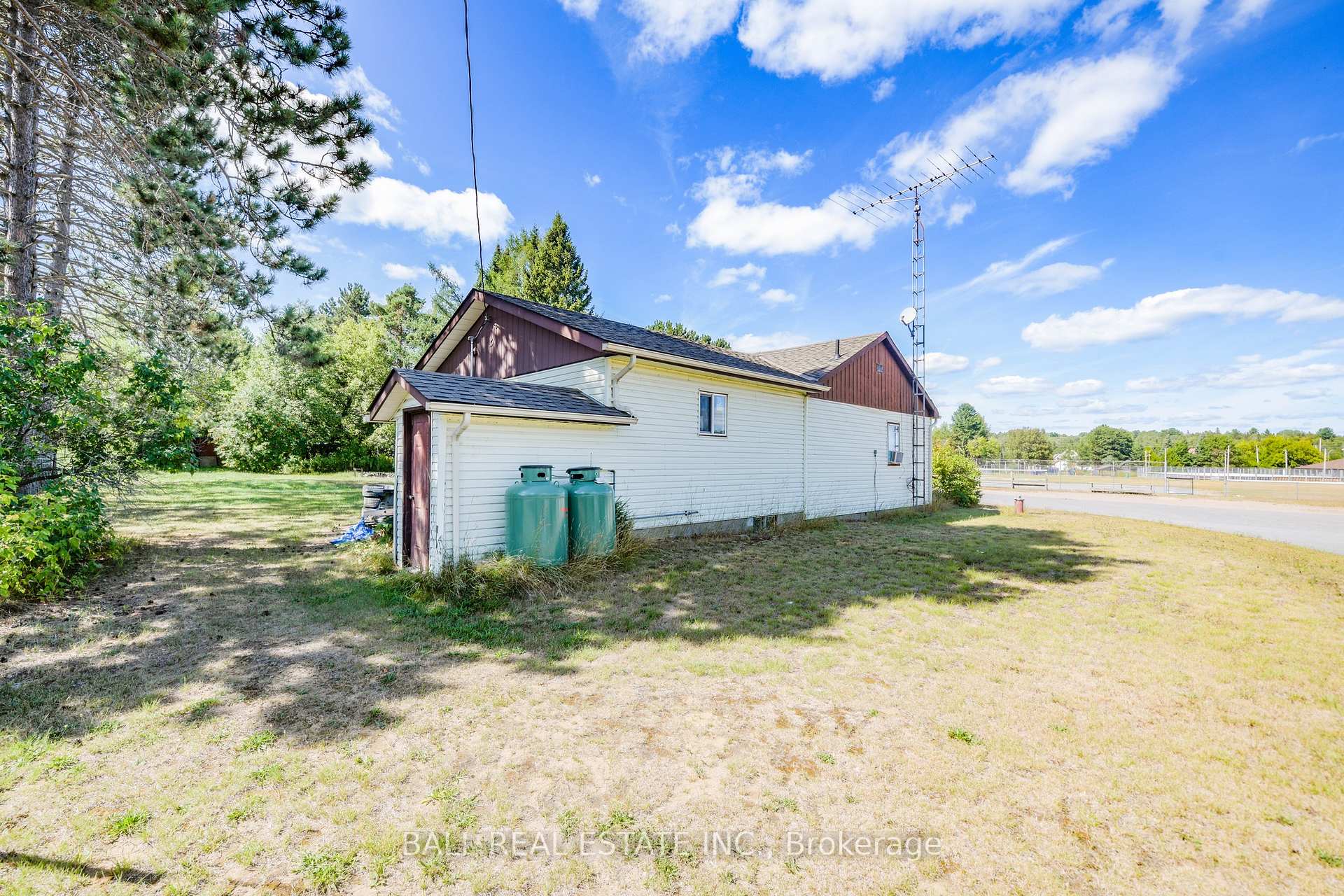 Photo 5 of 25 First Avenue, South Algonquin — HOMEH