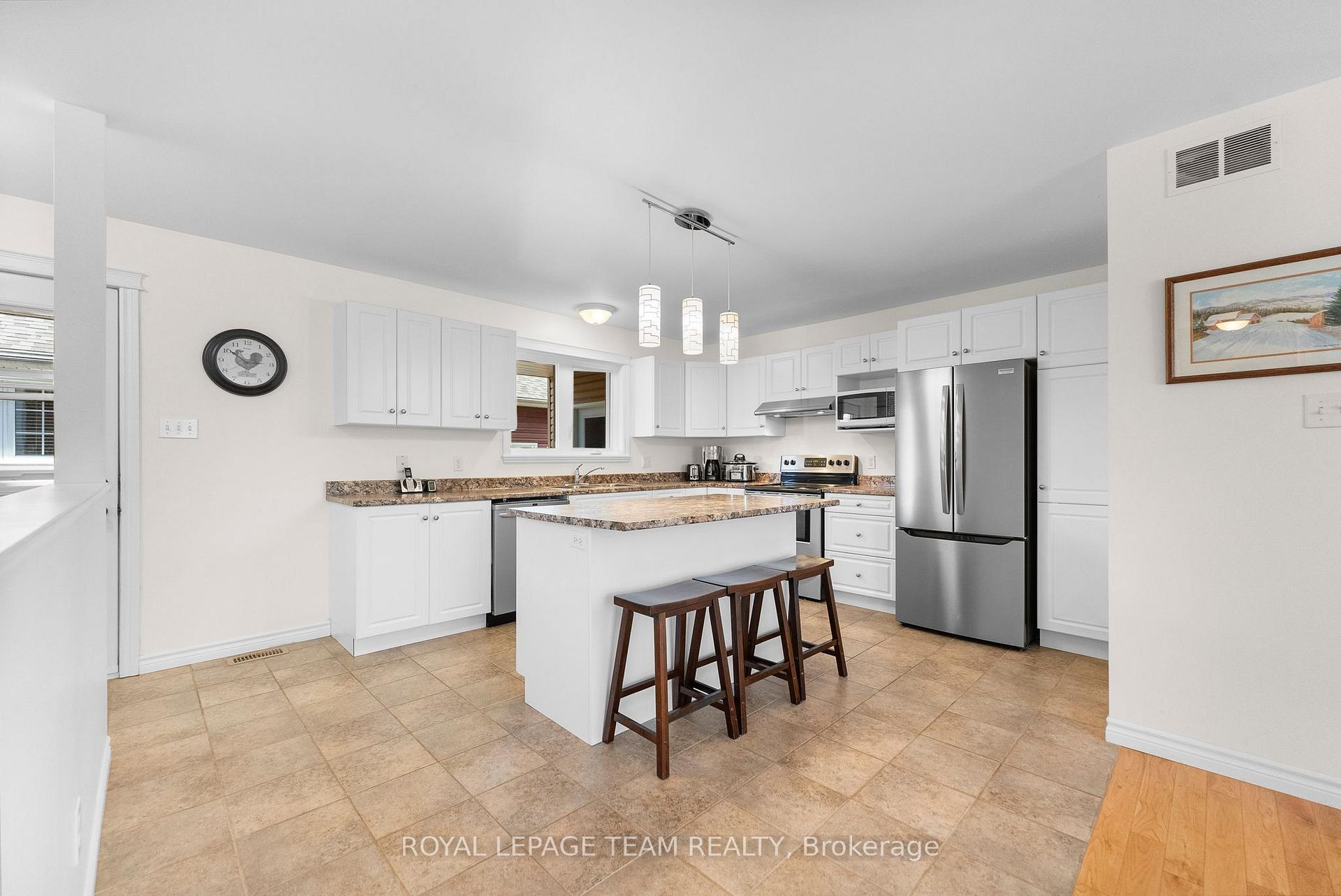 Photo 11 of 121 Otteridge Drive, Renfrew — HOMEH