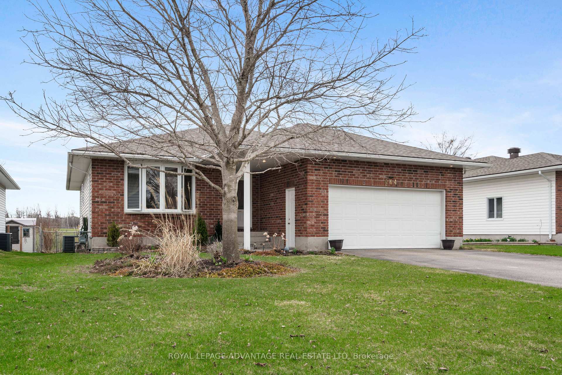 Photo 2 of 264 Glenwood Crescent, Smiths Falls — HOMEH