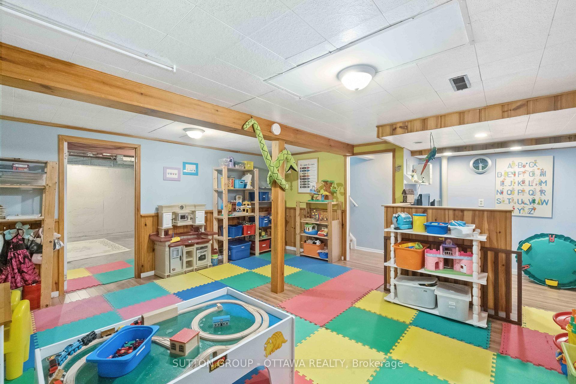 Photo 23 of 68 Elvaston Avenue, Ottawa, Craig Henry/Woodvale — HOMEH