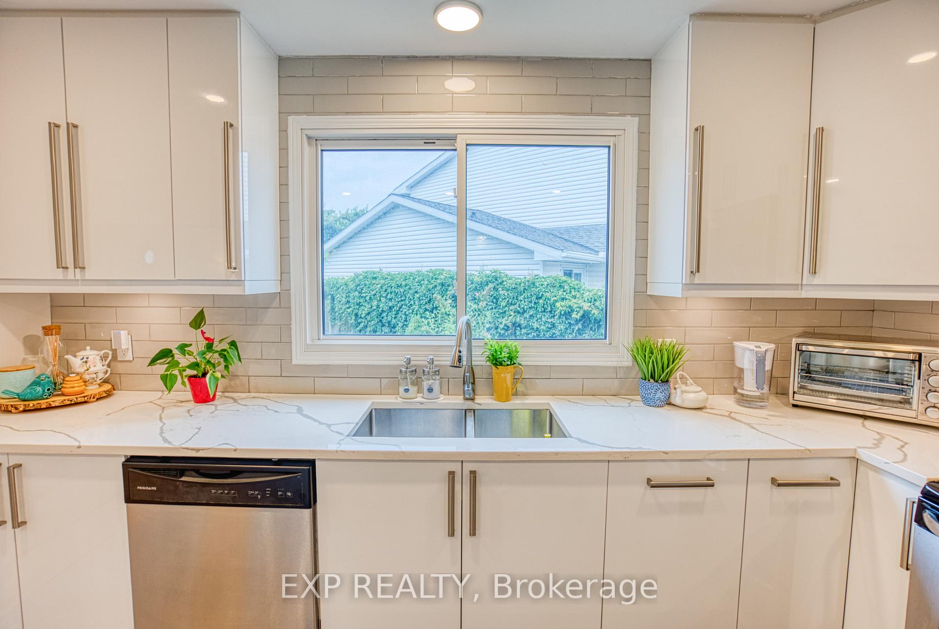 Photo 7 of 33 Elvaston Avenue, Ottawa, Craig Henry/Woodvale — HOMEH