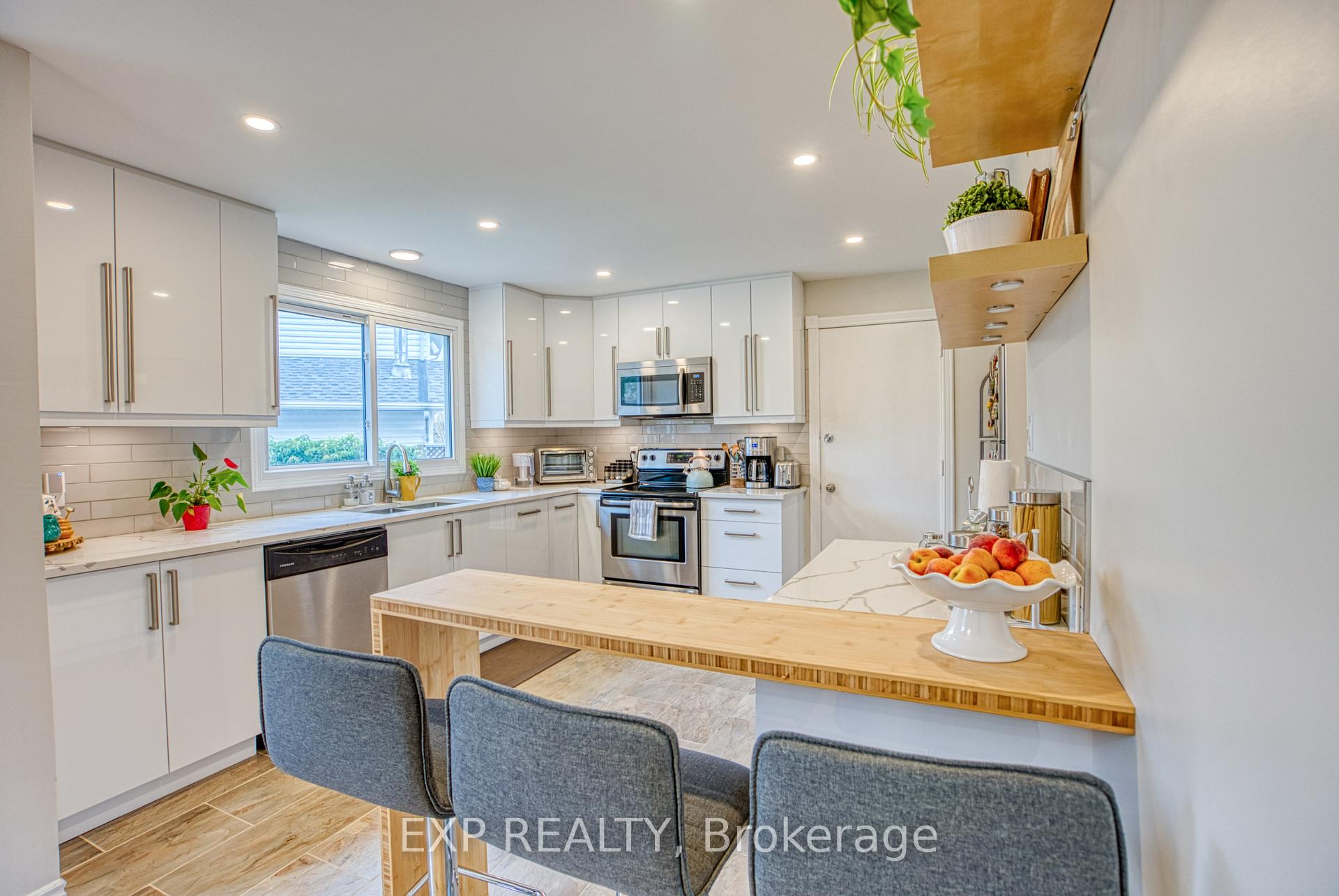 Photo 15 of 33 Elvaston Avenue, Ottawa, Craig Henry/Woodvale — HOMEH