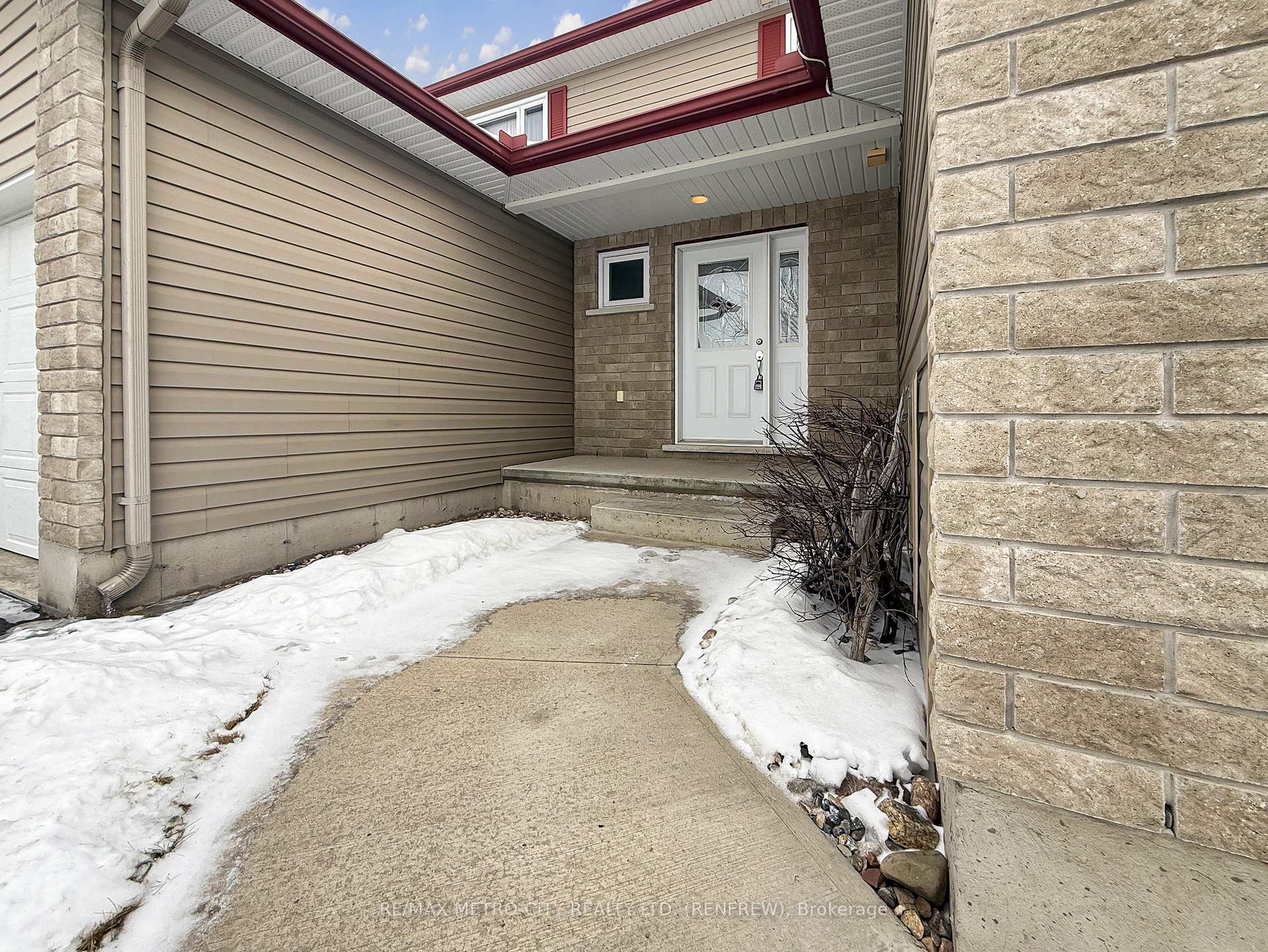 Photo 2 of 141 Elk Street, Renfrew — HOMEH