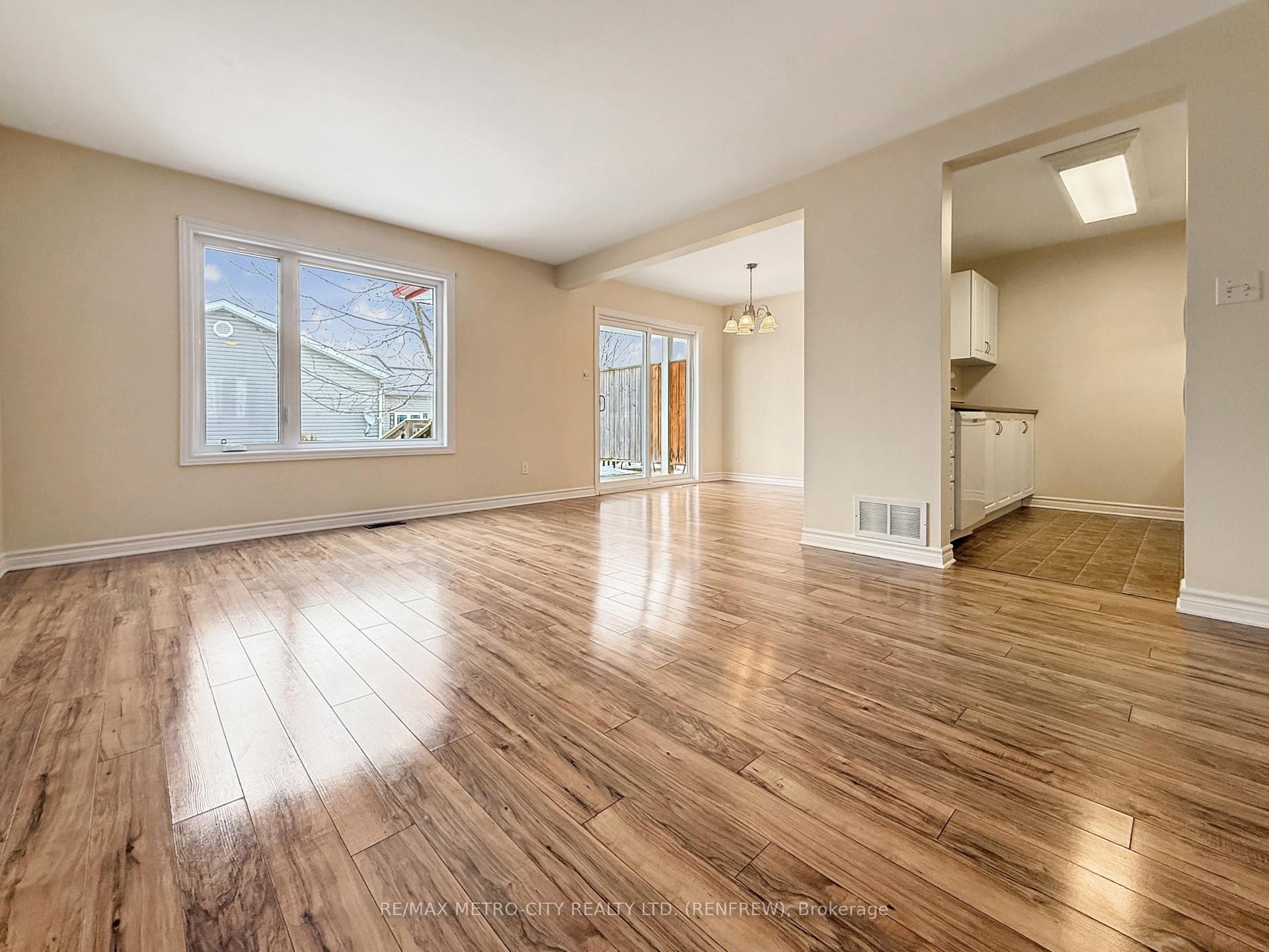 Photo 4 of 141 Elk Street, Renfrew — HOMEH
