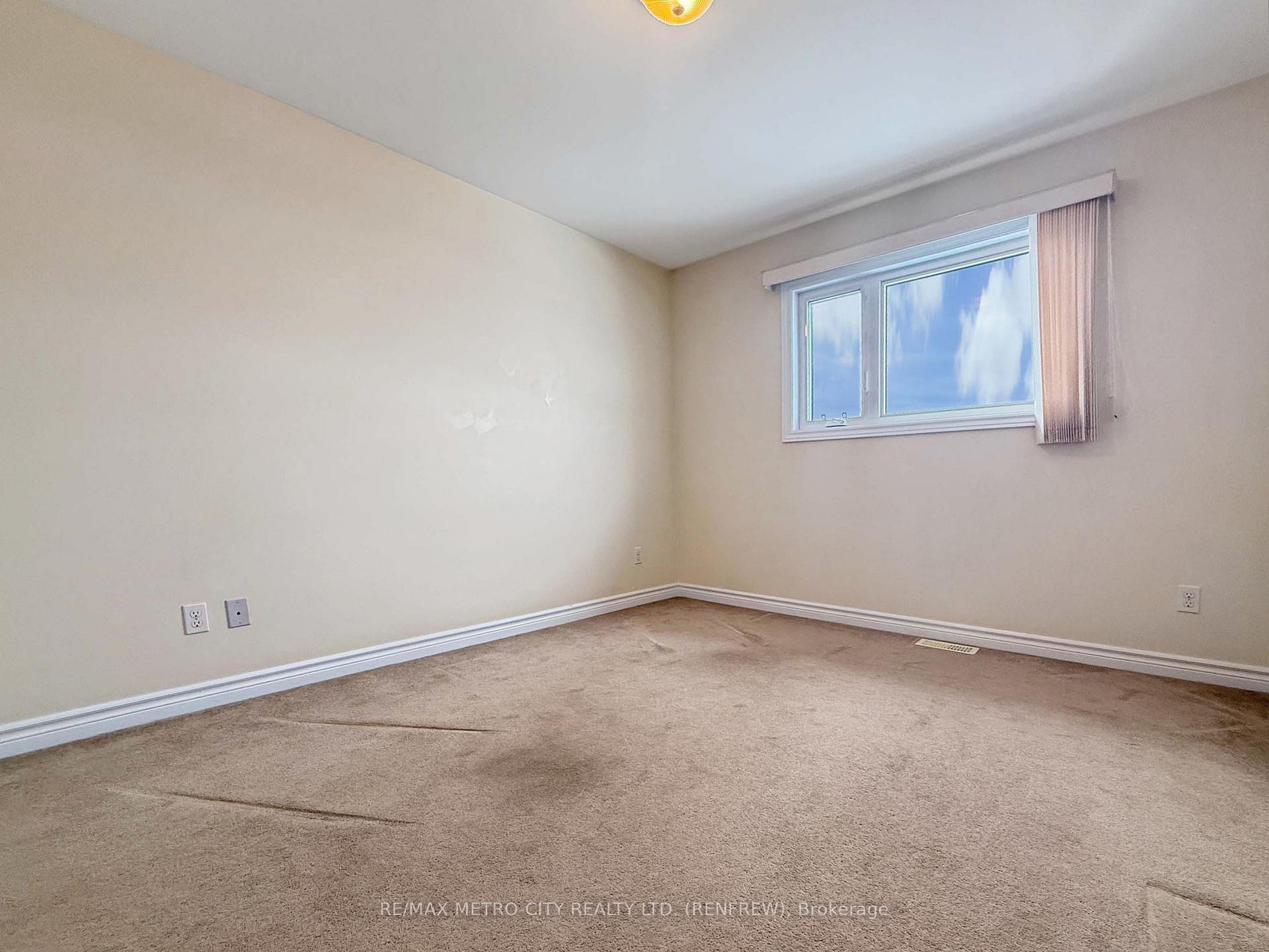 Photo 14 of 141 Elk Street, Renfrew — HOMEH