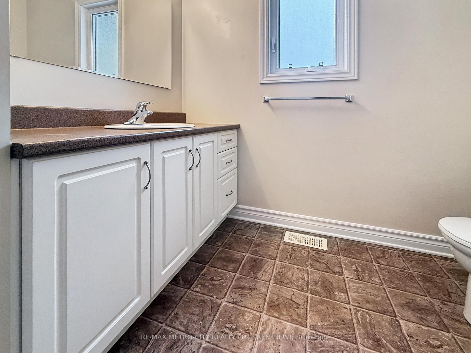 Photo 15 of 141 Elk Street, Renfrew — HOMEH