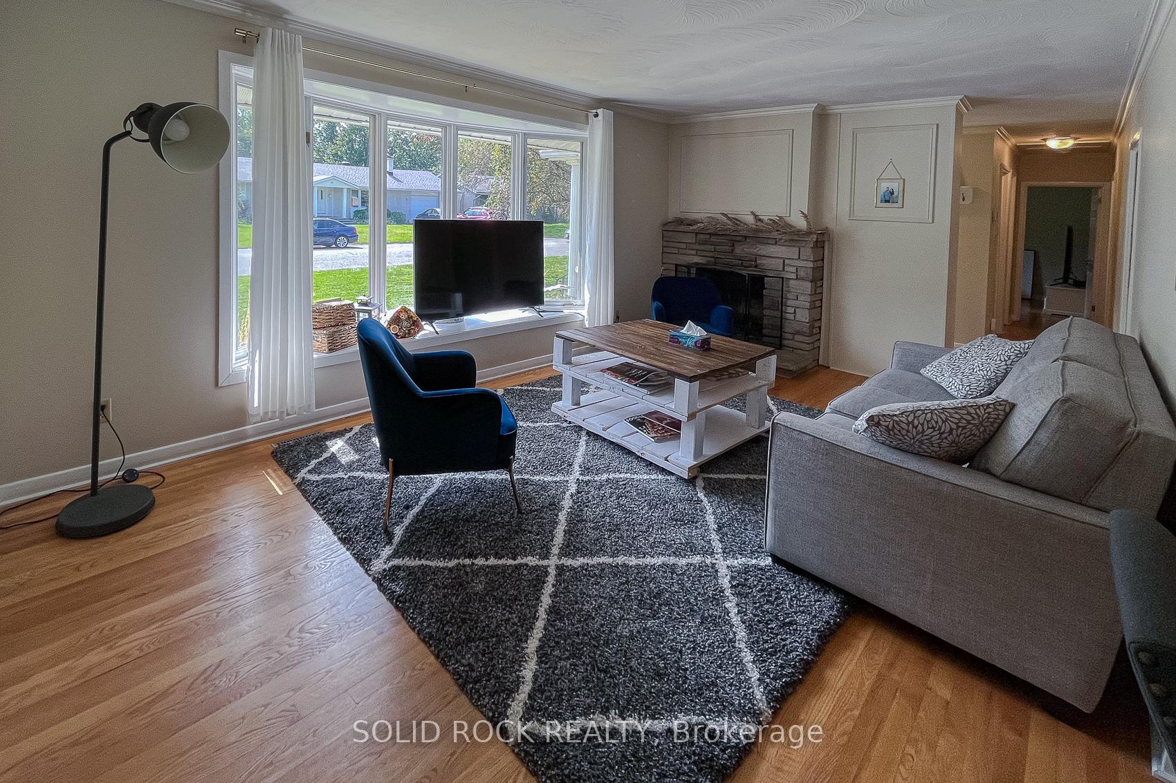 Photo 6 of 35 Kirkstall Avenue, Ottawa, Manordale — HOMEH
