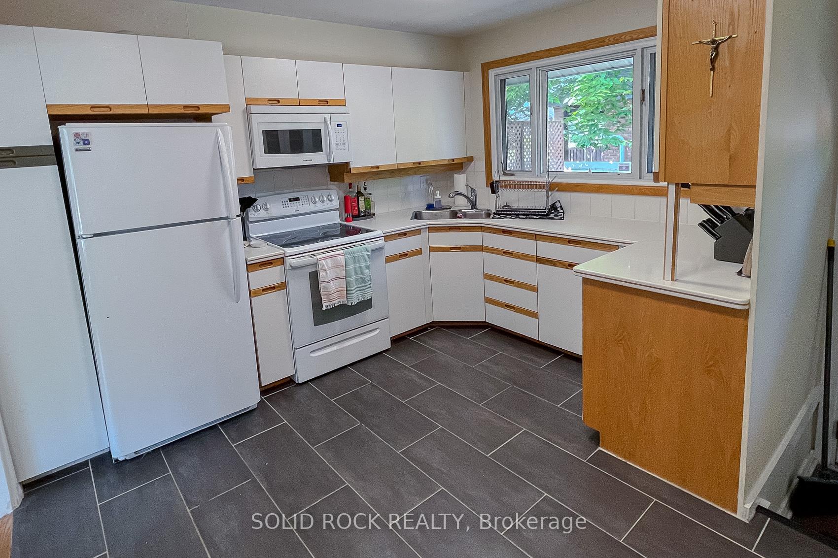 Photo 8 of 35 Kirkstall Avenue, Ottawa, Manordale — HOMEH