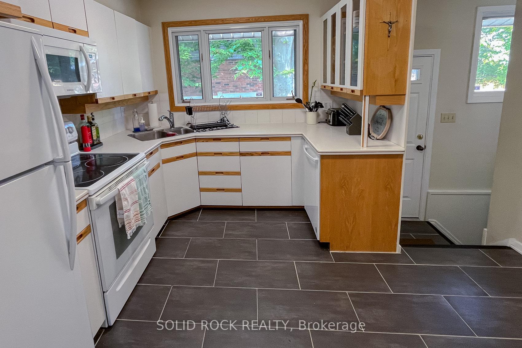 Photo 9 of 35 Kirkstall Avenue, Ottawa, Manordale — HOMEH