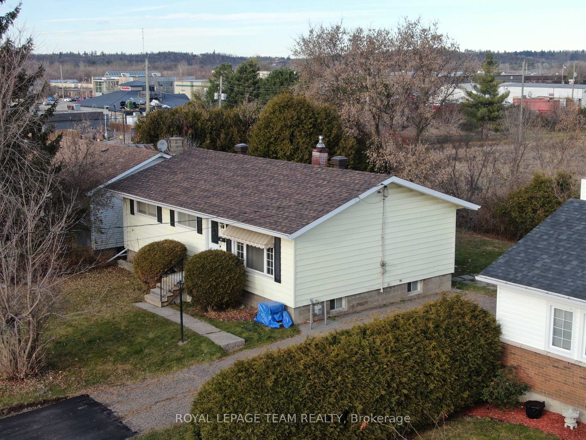 Photo 2 of 737 Eighth Street, Renfrew — HOMEH