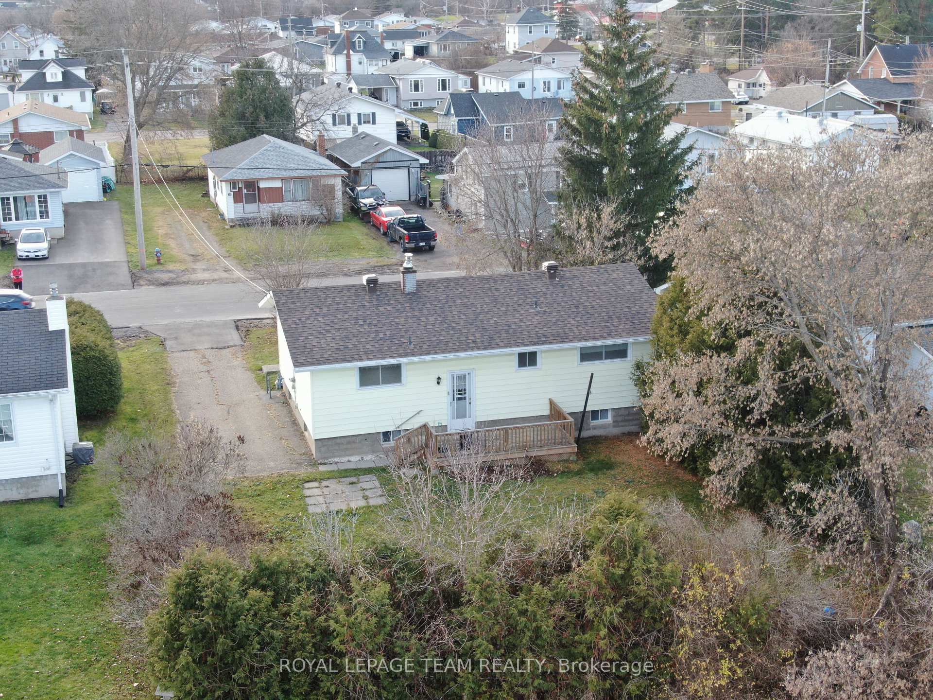 Photo 3 of 737 Eighth Street, Renfrew — HOMEH