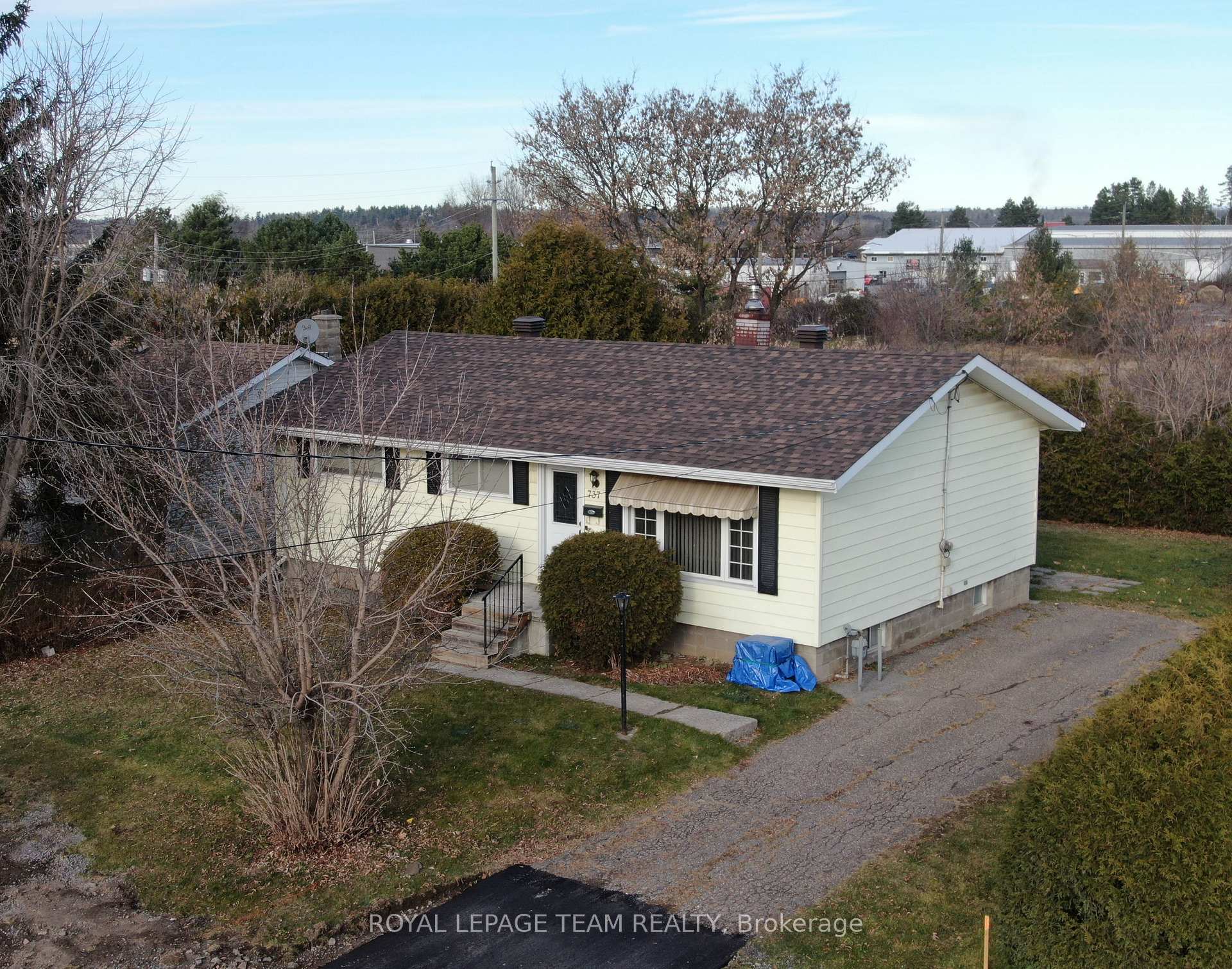 Photo 4 of 737 Eighth Street, Renfrew — HOMEH