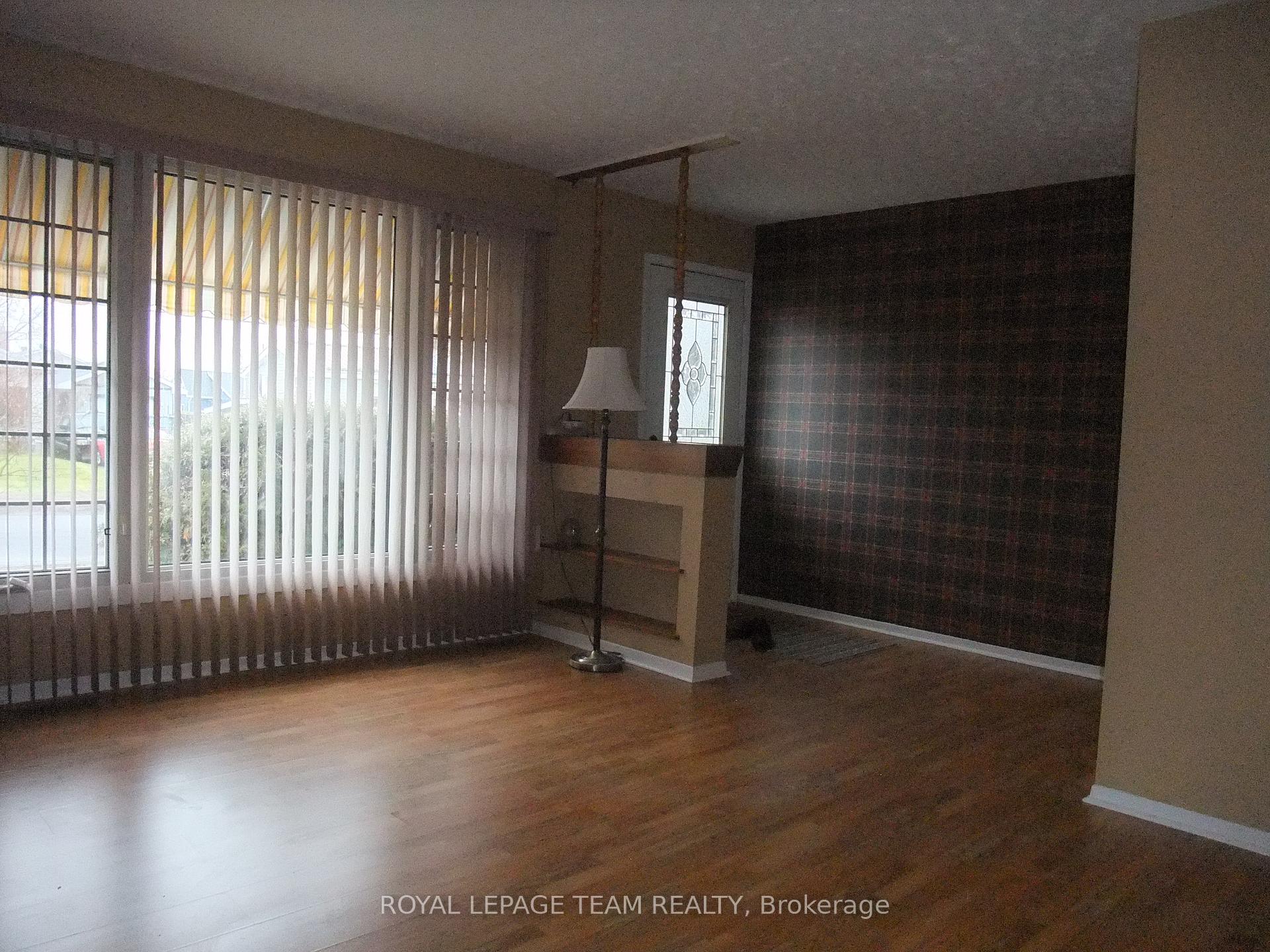 Photo 11 of 737 Eighth Street, Renfrew — HOMEH