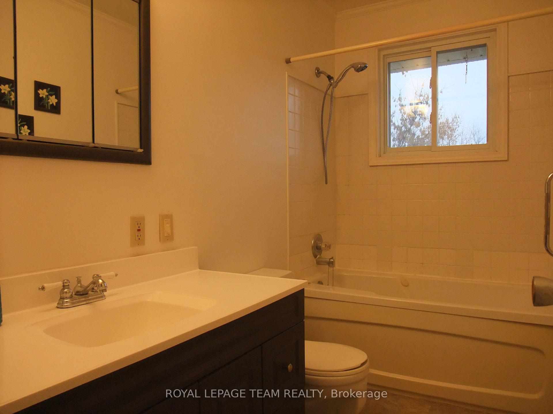 Photo 13 of 737 Eighth Street, Renfrew — HOMEH