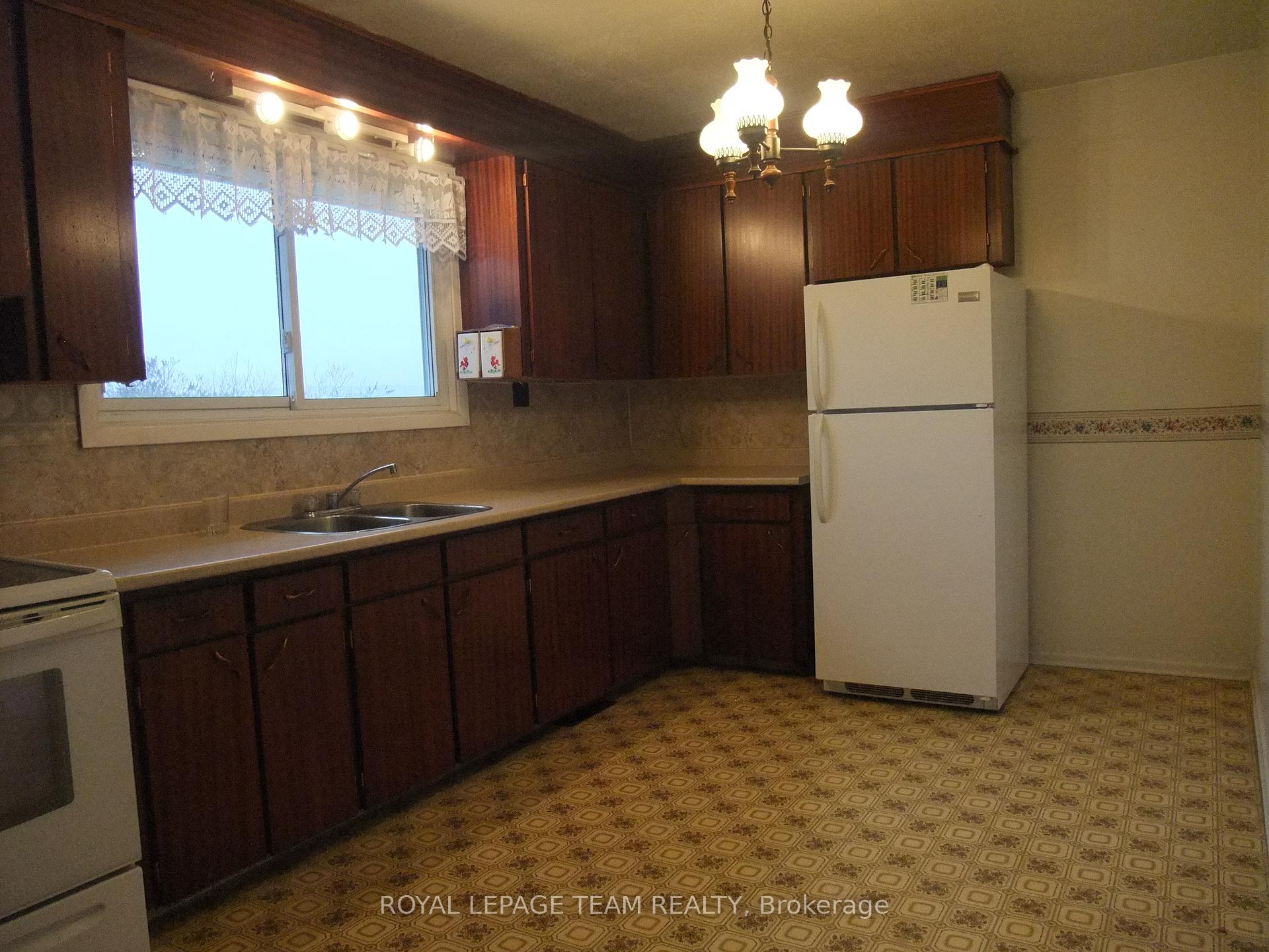 Photo 14 of 737 Eighth Street, Renfrew — HOMEH