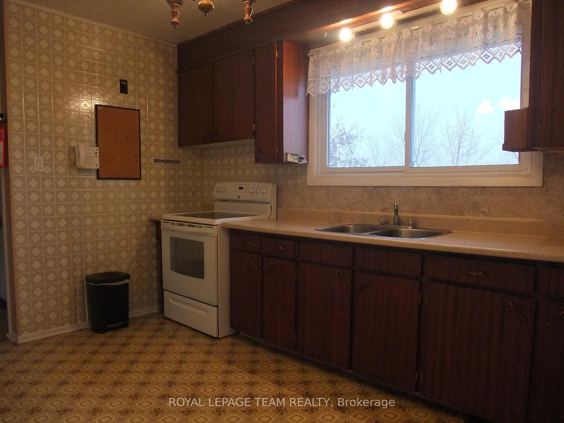 Photo 16 of 737 Eighth Street, Renfrew — HOMEH