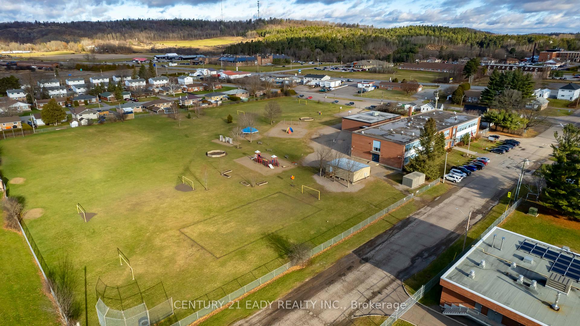 Photo 8 of 508 Aberdeen Street, Renfrew — HOMEH