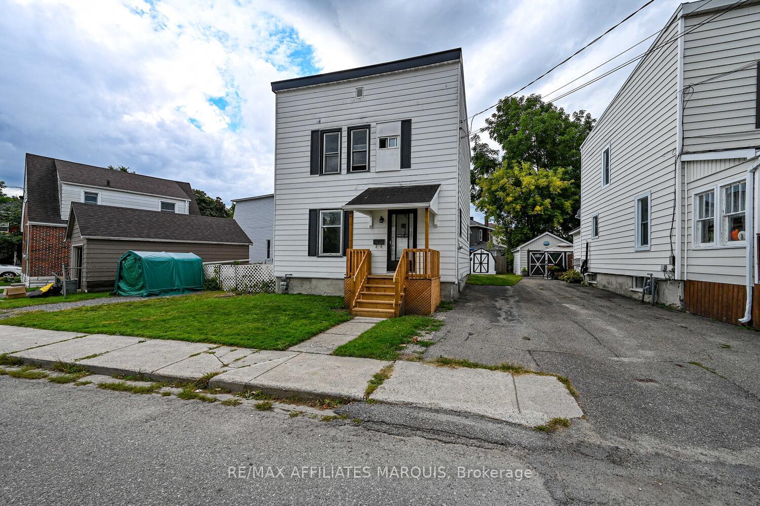 Photo 2 of 8 Winnifred Street N, Smiths Falls — HOMEH
