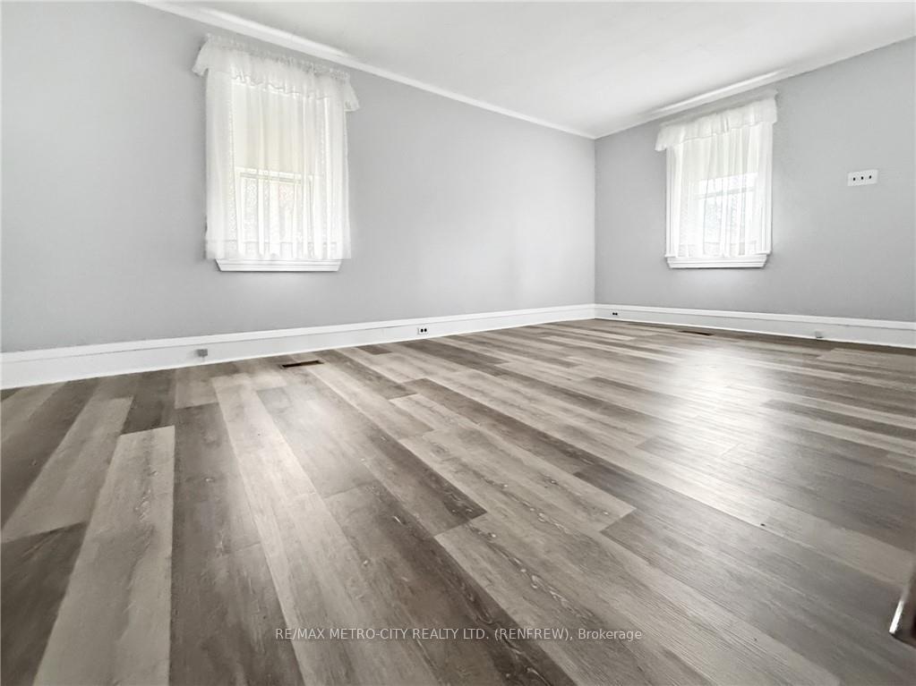 Photo 5 of 101 Queen Street S, Renfrew — HOMEH