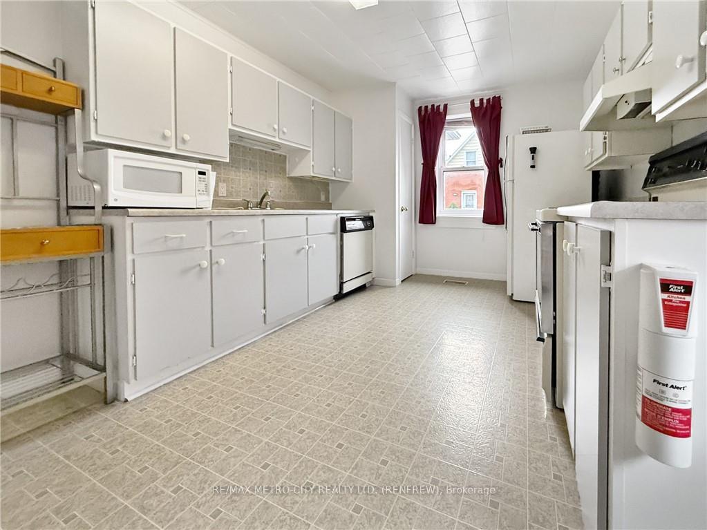 Photo 6 of 101 Queen Street S, Renfrew — HOMEH