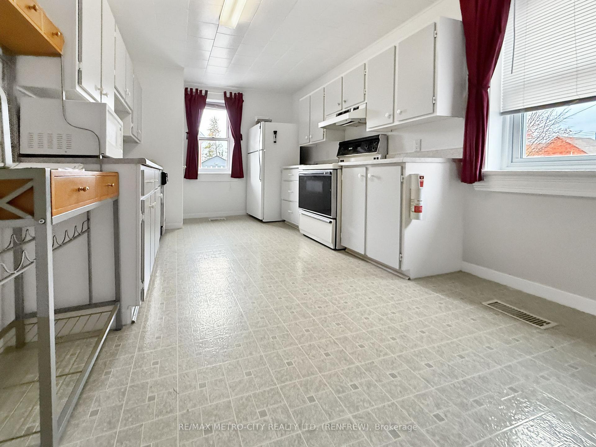 Photo 8 of 101 Queen Street S, Renfrew — HOMEH
