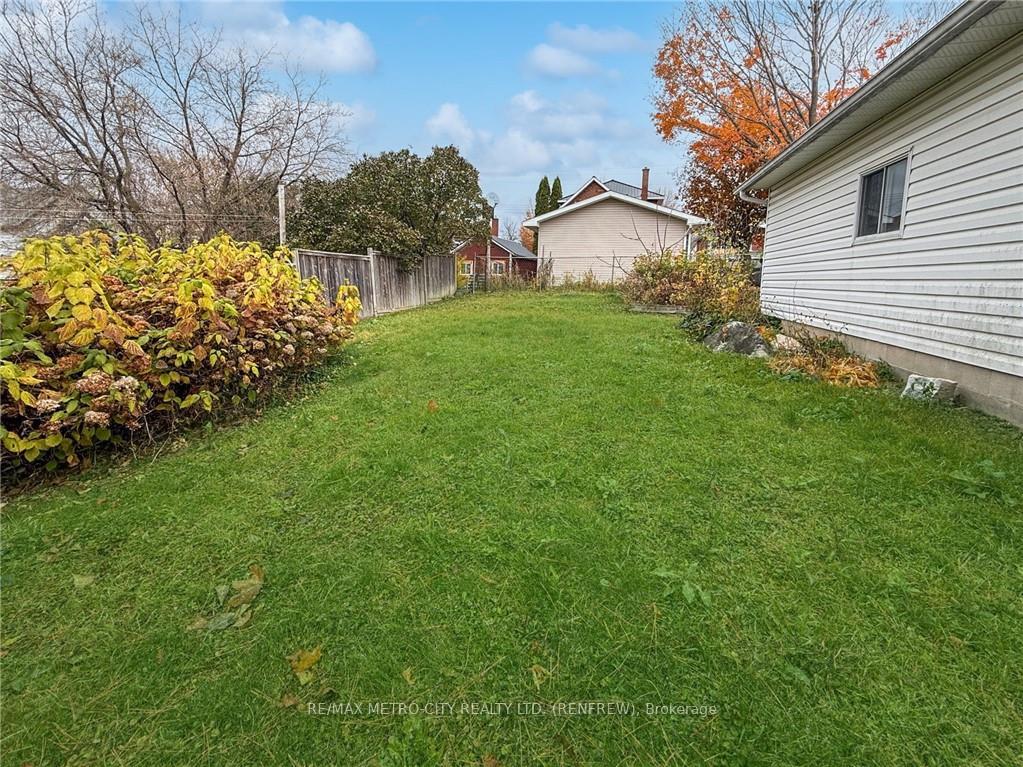 Photo 25 of 101 Queen Street S, Renfrew — HOMEH