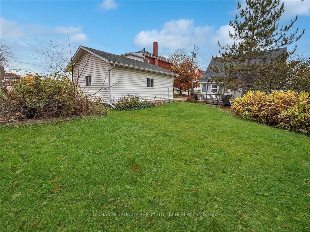 Photo 26 of 101 Queen Street S, Renfrew — HOMEH