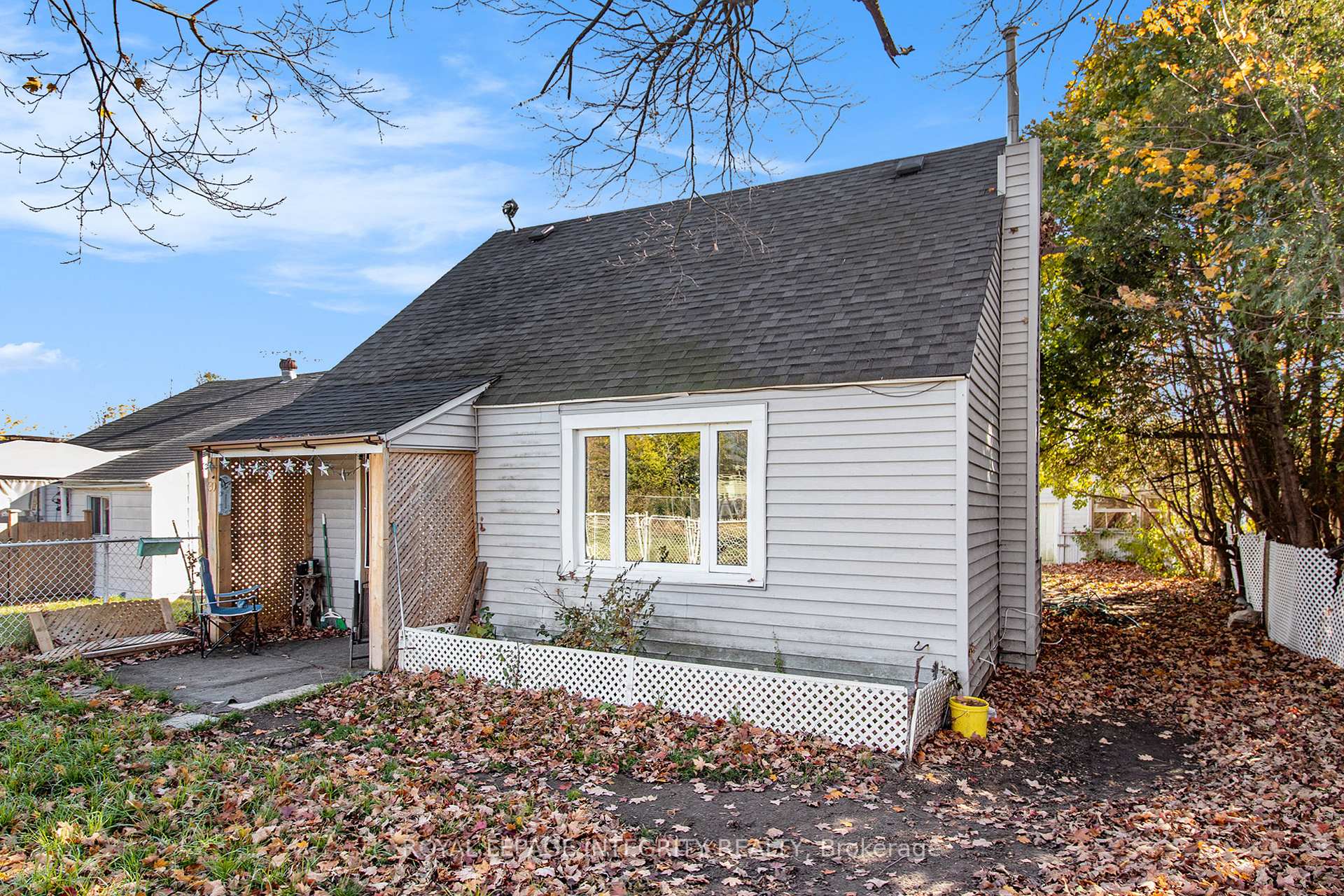 Photo 2 of 30 Churchill Crescent, Smiths Falls — HOMEH