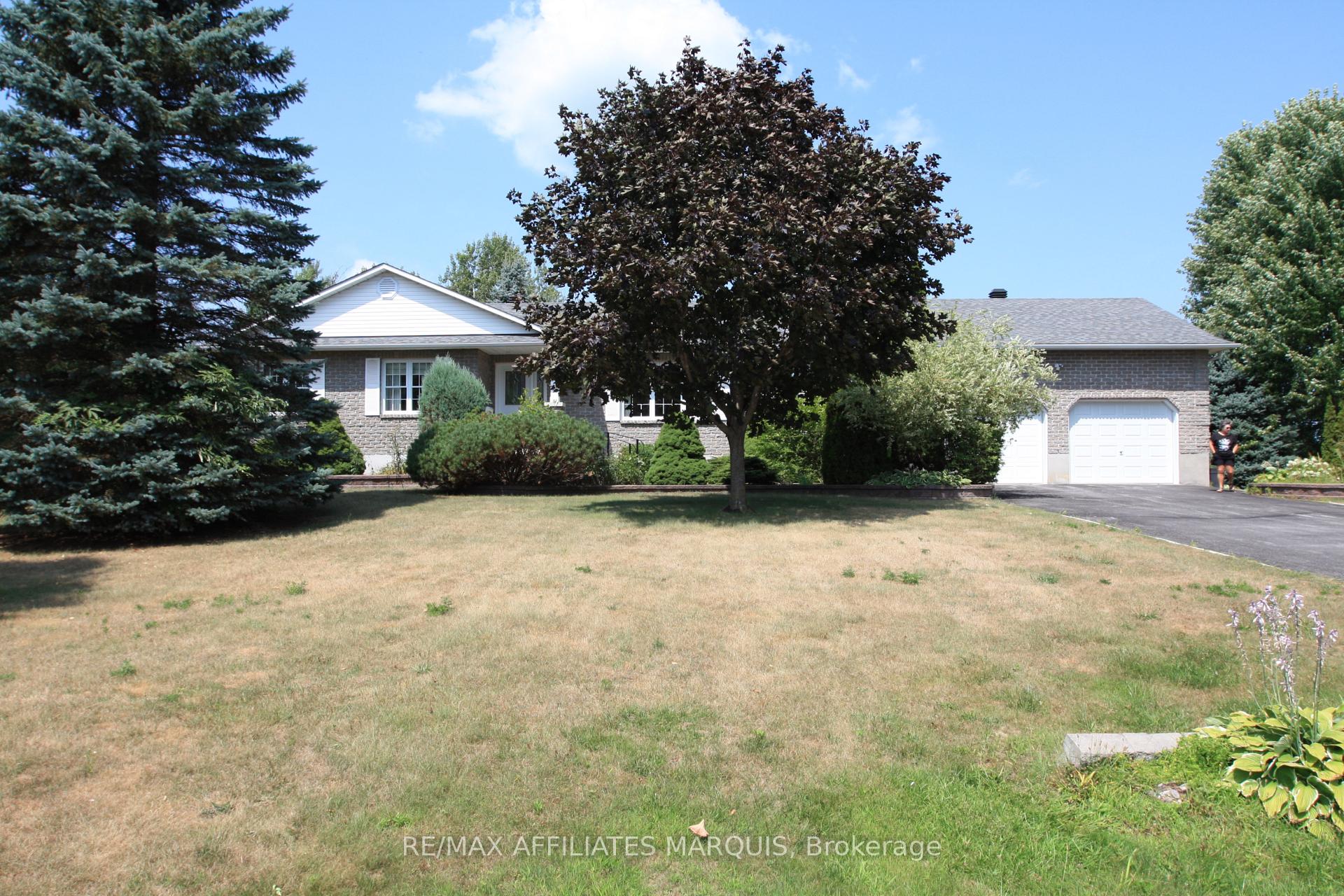 Photo 2 of 10 Tudor Circle, Rideau Lakes, Rideau Lakes (South Elmsley) Twp — HOMEH