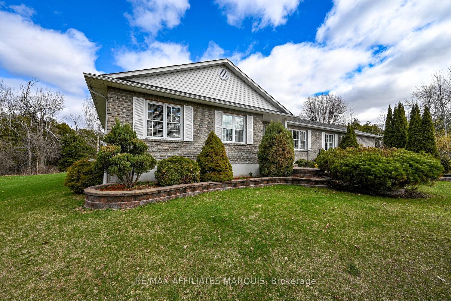 Photo 3 of 10 Tudor Circle, Rideau Lakes, Rideau Lakes (South Elmsley) Twp — HOMEH