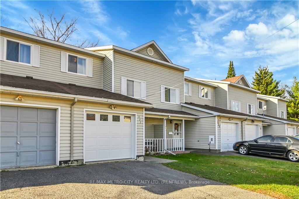 Photo 2 of 327 Airth Boulevard, Renfrew — HOMEH