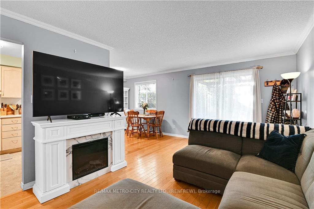 Photo 4 of 327 Airth Boulevard, Renfrew — HOMEH