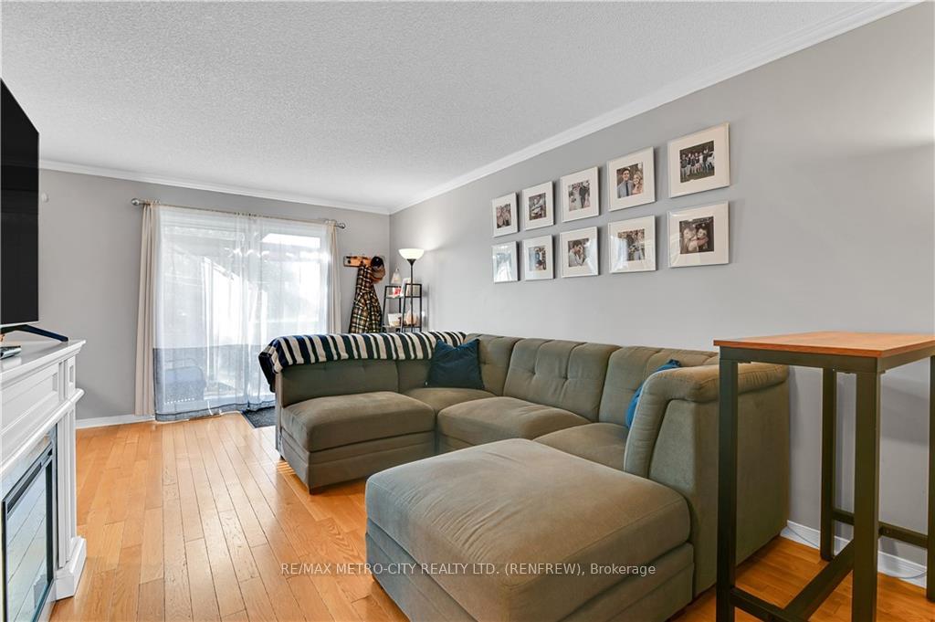 Photo 5 of 327 Airth Boulevard, Renfrew — HOMEH