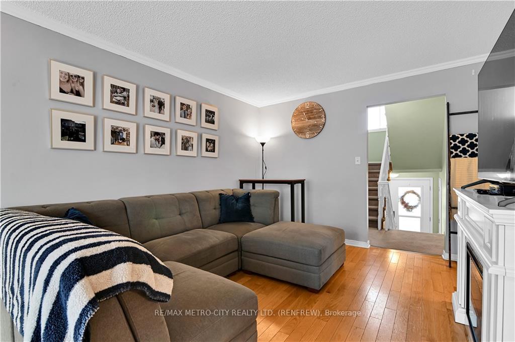 Photo 6 of 327 Airth Boulevard, Renfrew — HOMEH