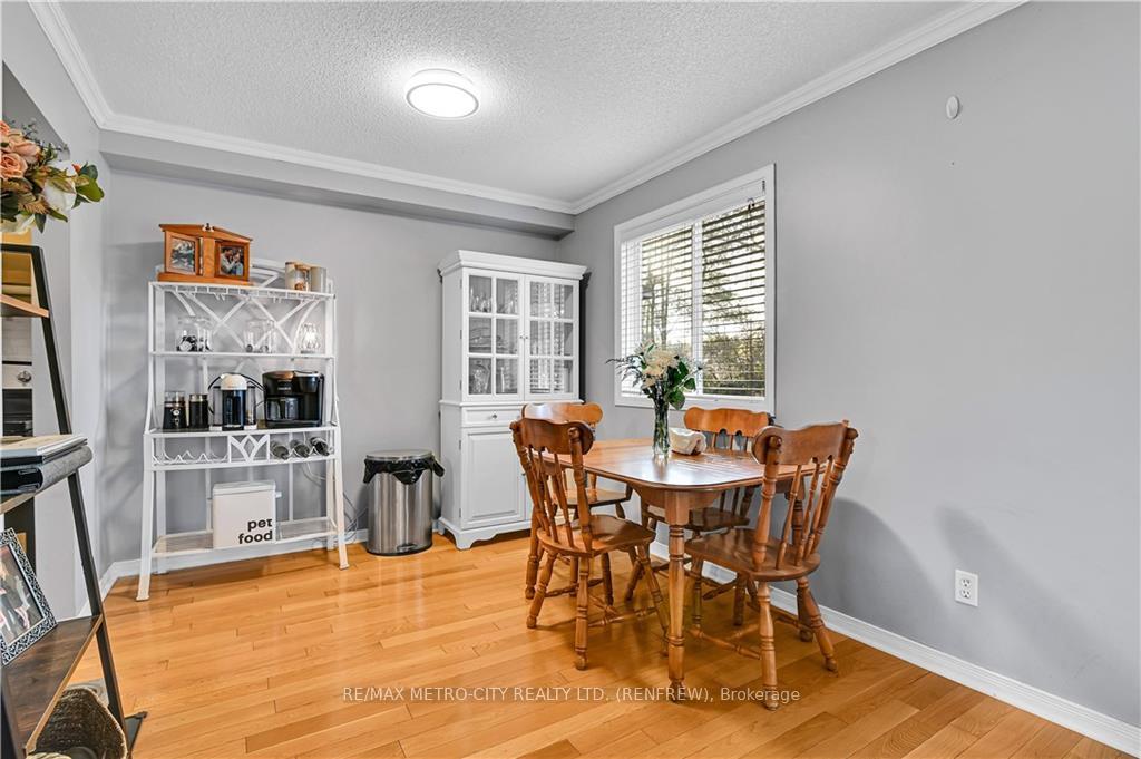 Photo 7 of 327 Airth Boulevard, Renfrew — HOMEH