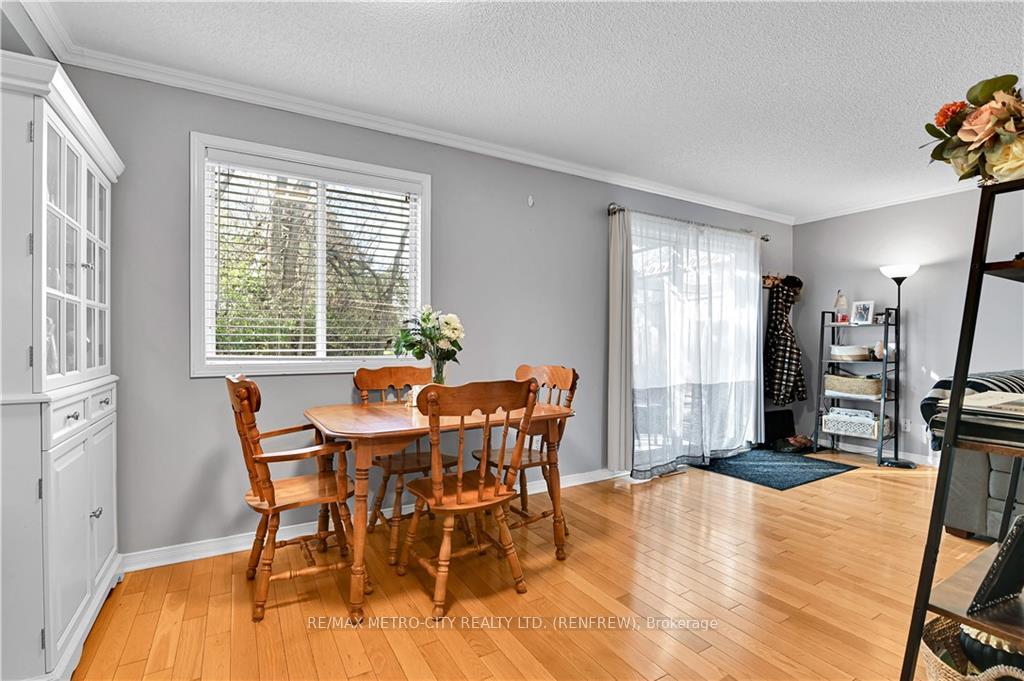 Photo 9 of 327 Airth Boulevard, Renfrew — HOMEH