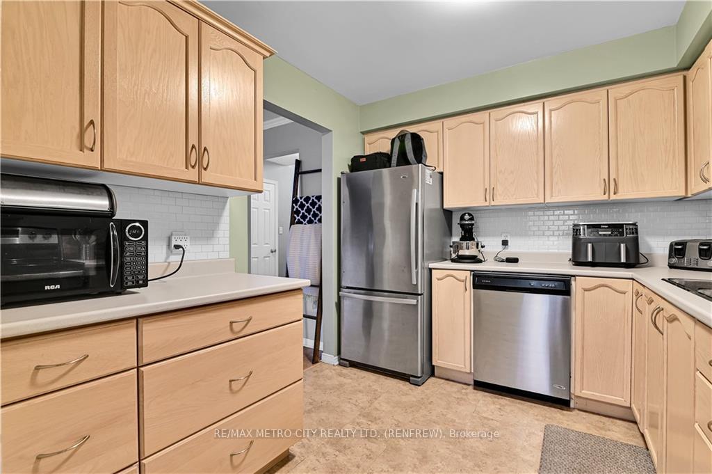 Photo 10 of 327 Airth Boulevard, Renfrew — HOMEH
