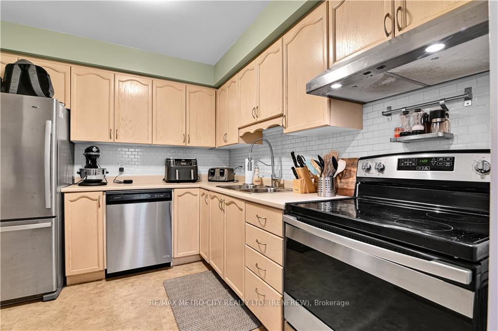Photo 11 of 327 Airth Boulevard, Renfrew — HOMEH