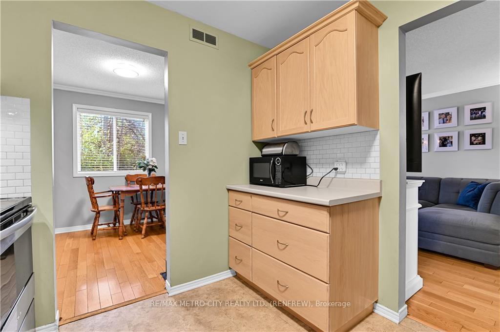 Photo 12 of 327 Airth Boulevard, Renfrew — HOMEH