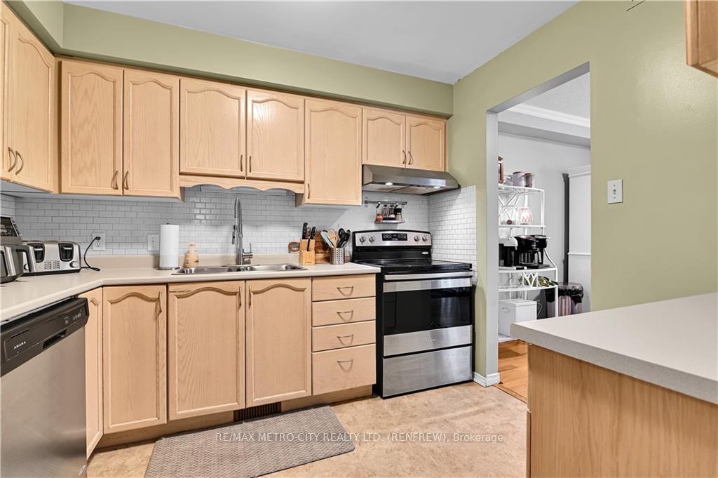 Photo 13 of 327 Airth Boulevard, Renfrew — HOMEH