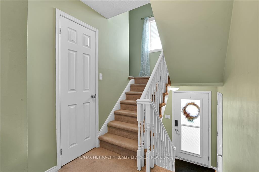 Photo 14 of 327 Airth Boulevard, Renfrew — HOMEH