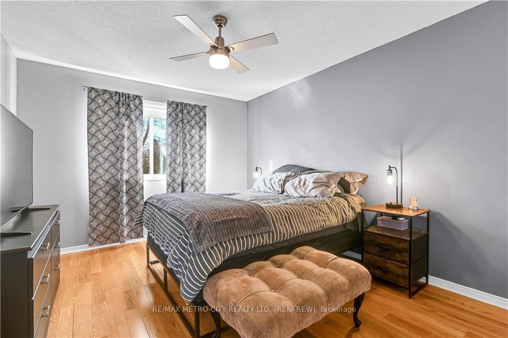 Photo 16 of 327 Airth Boulevard, Renfrew — HOMEH