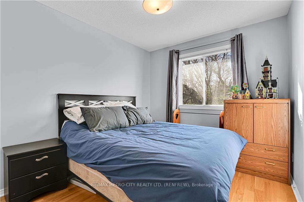 Photo 18 of 327 Airth Boulevard, Renfrew — HOMEH