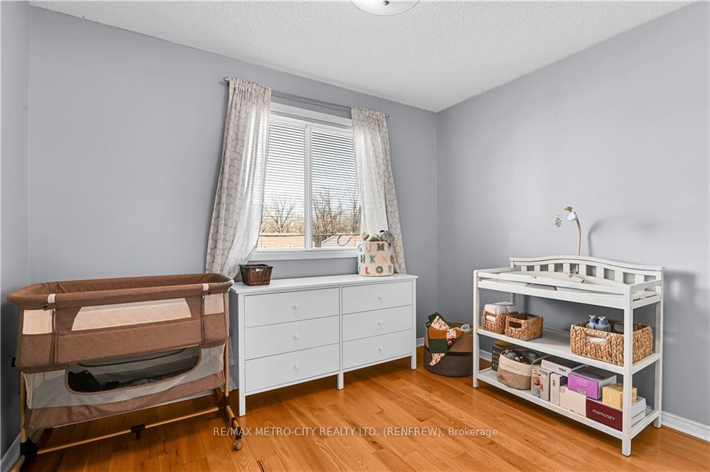 Photo 20 of 327 Airth Boulevard, Renfrew — HOMEH