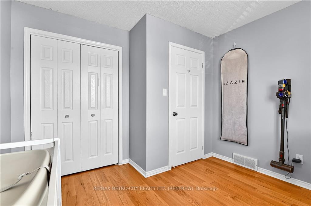 Photo 21 of 327 Airth Boulevard, Renfrew — HOMEH