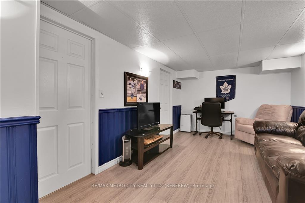 Photo 22 of 327 Airth Boulevard, Renfrew — HOMEH