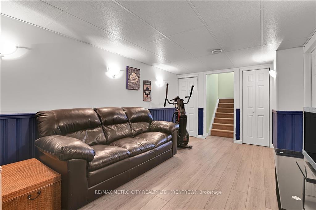 Photo 23 of 327 Airth Boulevard, Renfrew — HOMEH