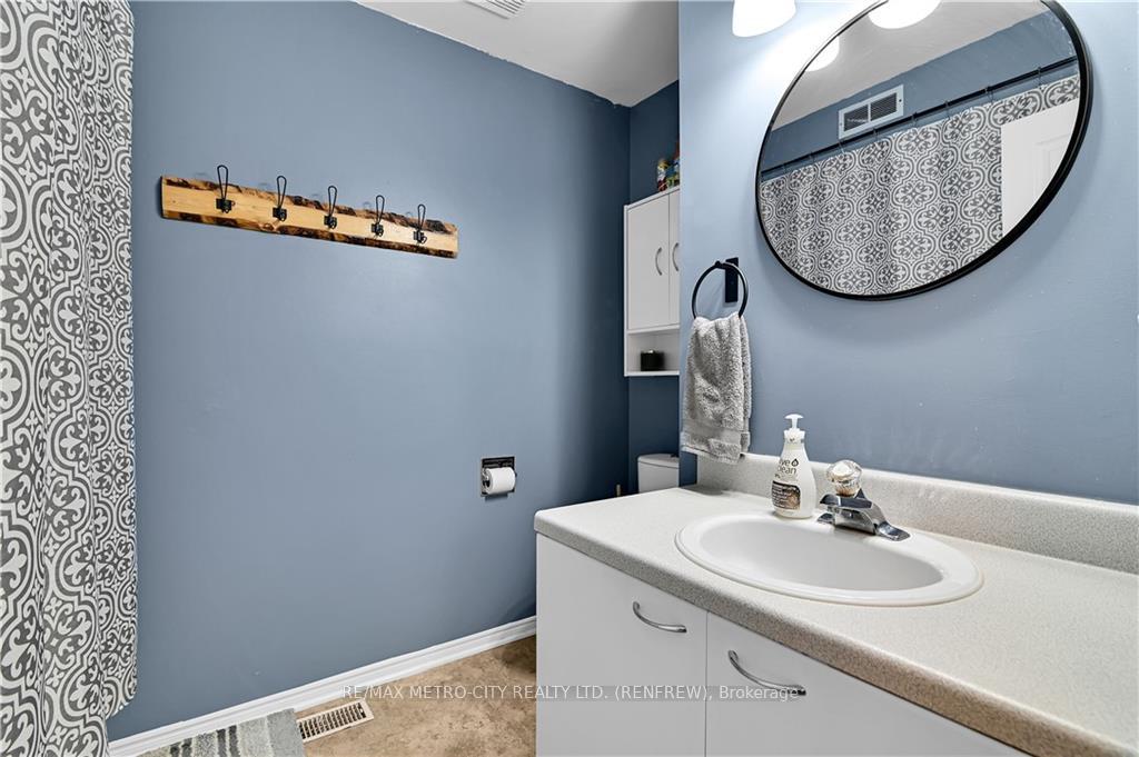 Photo 25 of 327 Airth Boulevard, Renfrew — HOMEH