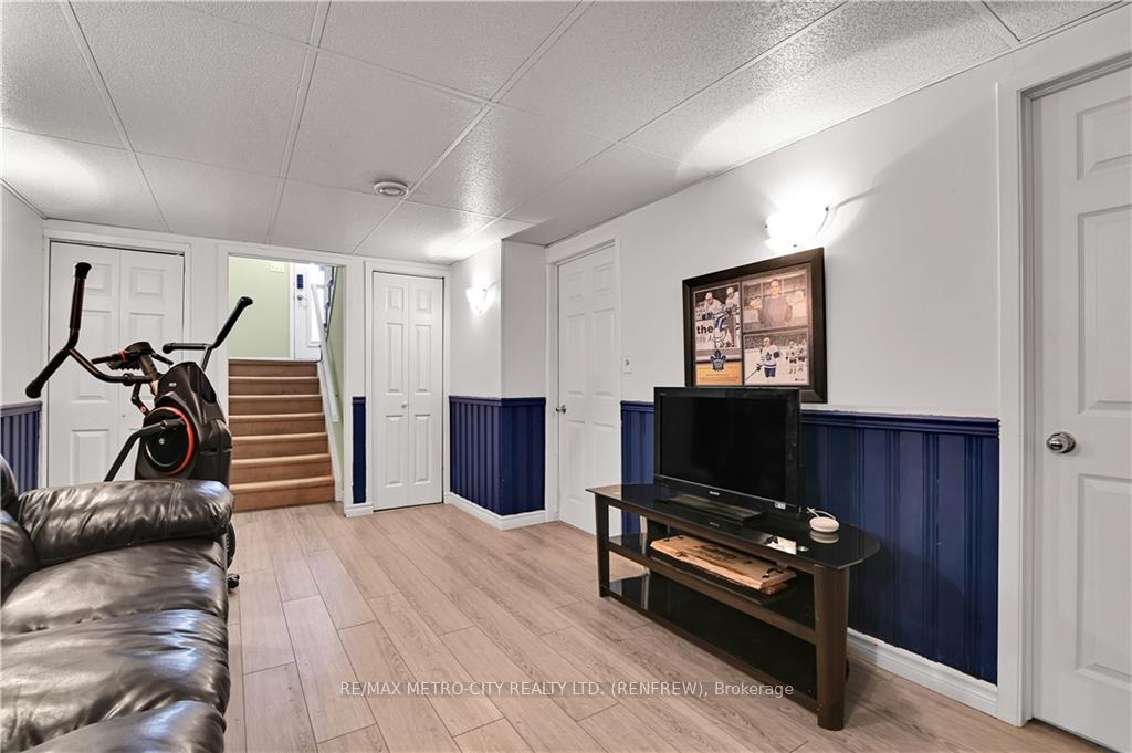 Photo 26 of 327 Airth Boulevard, Renfrew — HOMEH