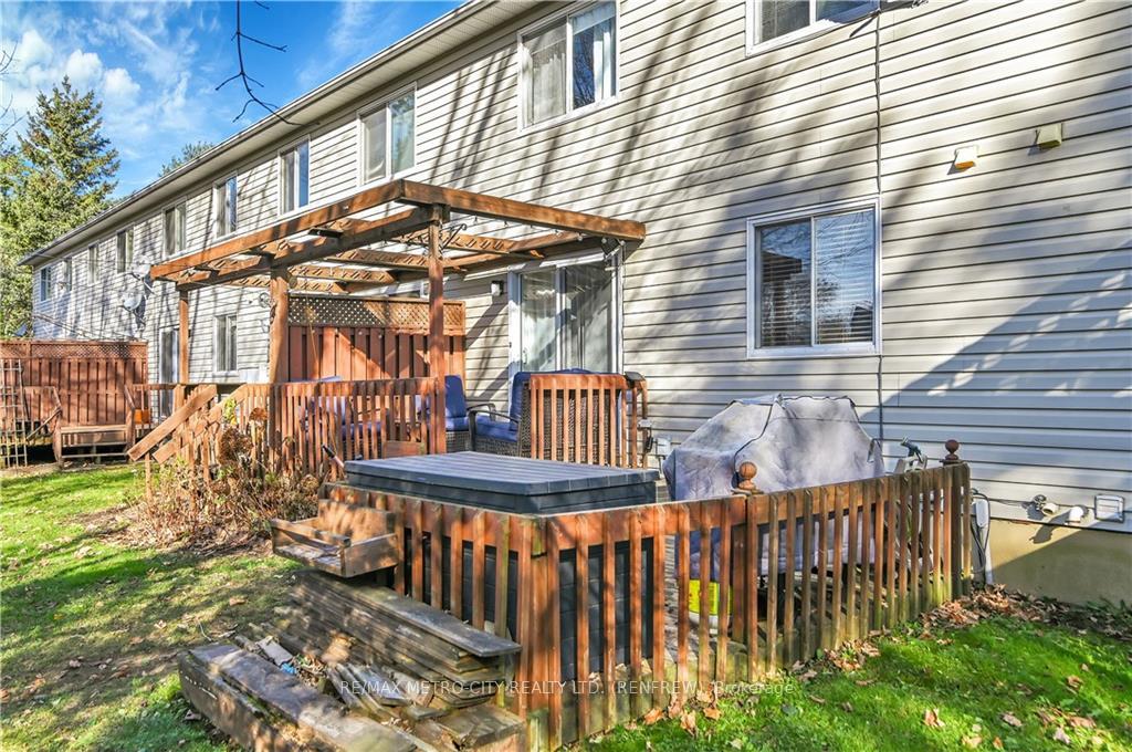 Photo 28 of 327 Airth Boulevard, Renfrew — HOMEH